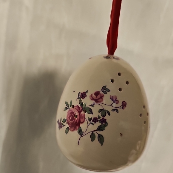 Floral Ceramic Potpourri Ornament with Red Ribbon - Picture 7 of 8
